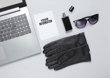 Modern laptop, kadın aksesuarları ve gri arka planda fotokopi alanı için beyaz kağıt. Üst görünüm