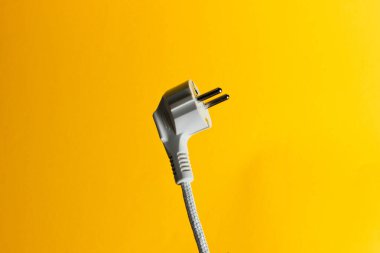 Sarı arkaplanda elektrik prizi yakın plan