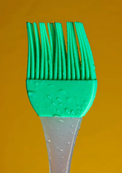 Cepillo Cocina Silicona Para Cocinar Gotas Agua Sobre Fondo Amarillo —  Fotos de Stock