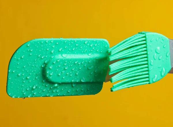 Cepillo Cocina Silicona Espátula Para Cocinar Gotas Agua Sobre Fondo — Foto de Stock