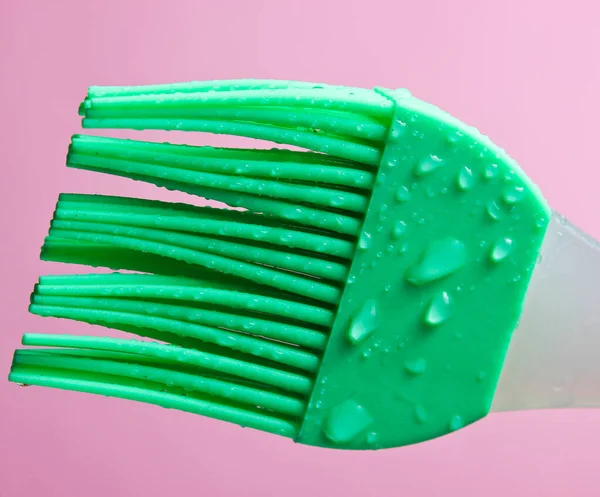 Siliconen Keukenborstel Voor Het Koken Druppels Water Roze Achtergrond — Stockfoto