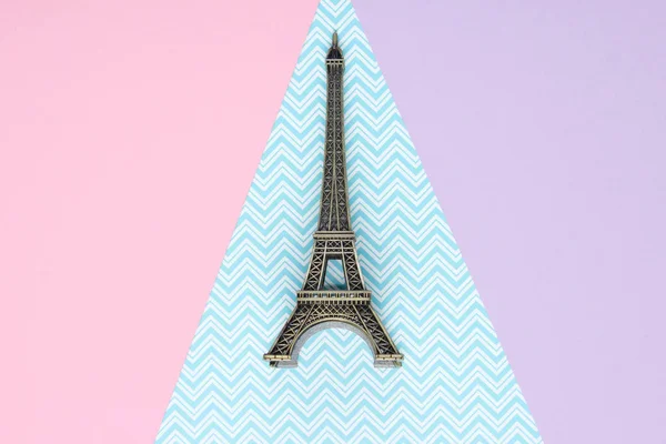 Mini Estatueta Torre Eiffel Sobre Fundo Papel Pastel Vista Superior — Fotografia de Stock