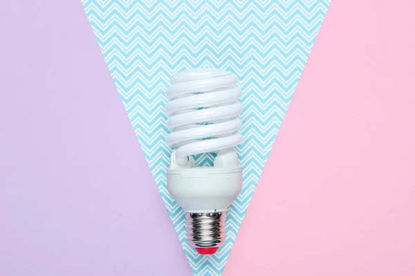 Spirale Energiesparlampe Auf Pastellpapier Hintergrund Ansicht Von Oben — Stockfoto