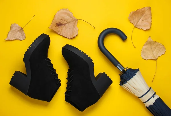 Fragmento Gancho Guarda Chuva Botas Folhas Caídas Fundo Amarelo Vista — Fotografia de Stock