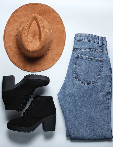 Modische Damenkleidung Und Accessoires Auf Weißem Hintergrund Jeans Hut Stiefel — Stockfoto