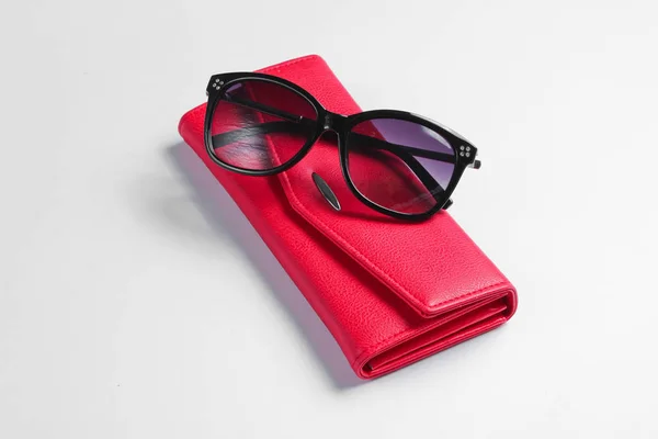 Dompet Kulit Merah Kacamata Hitam Menutup Pada Latar Belakang Putih — Stok Foto