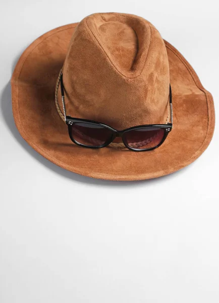 Felt Hat Sunglasses White Background Fashionable Seasonal Accessories — Stock Photo, Image