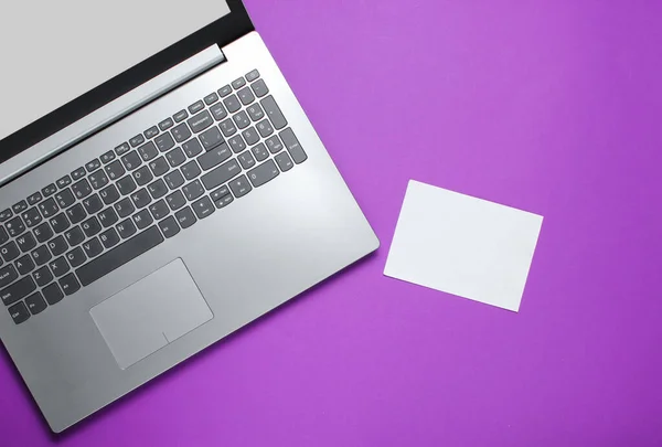 Nowoczesny Laptop Arkusz Białego Papieru Kopiowania Miejsca Fioletowym Tle Widok — Zdjęcie stockowe