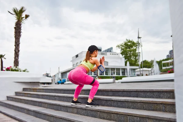 Fit Γυναίκα Στα Αθλητικά Άλματα Expander Τσίχλα Γυμναστικής Στις Σκάλες — Φωτογραφία Αρχείου