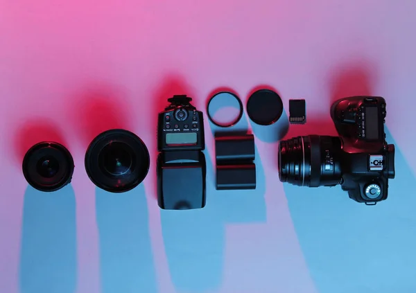 Felszerelés Profi Fotós Fényképezőgép Lencsék Villanások Fényszűrők Neon Fény Felülnézet — Stock Fotó