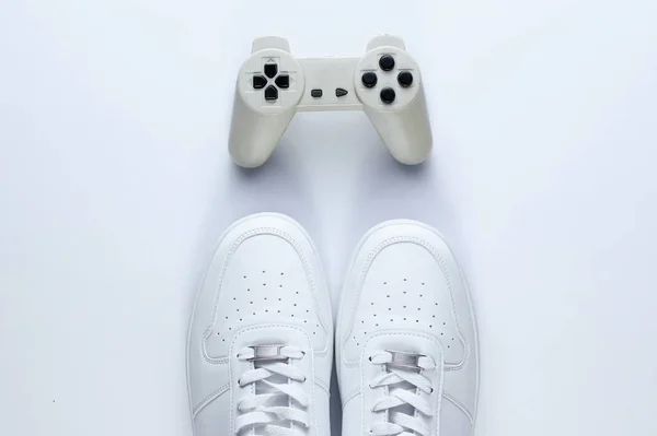 Beyaz Spor Ayakkabılar Beyaz Arka Planda Bir Alanı Üst Görünüm — Stok fotoğraf