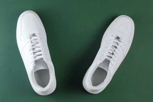 Zapatillas Hipster Blancas Sobre Fondo Verde Vista Superior —  Fotos de Stock