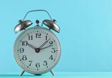 Alarm saatini mavi arkaplanda kapat.