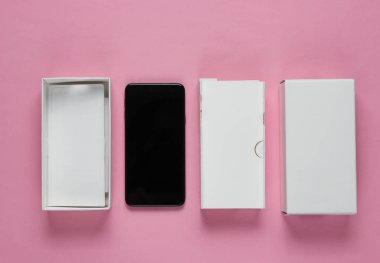Pembe arka planda kutusu olan yeni akıllı telefon. Minimalizm kavramı, boks yapmak. Üst görünüm