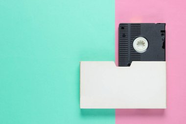 Renkli kağıt kapaklı Retro video kaset. Üst görünüm