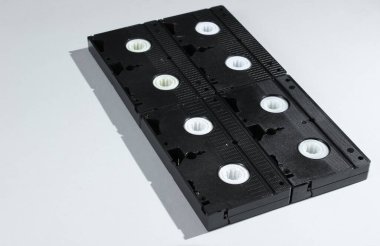 Beyaz arka planda bir sürü video kaseti var. Retro biçimi