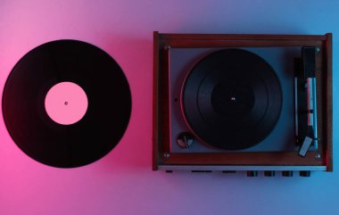 Vinil plakalı Retro vinil plak çalar. Neon ışığı, üst görünüm