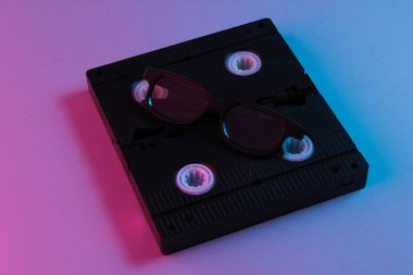 Video kaset. Neon ışığı. Retro biçimi 80 'ler