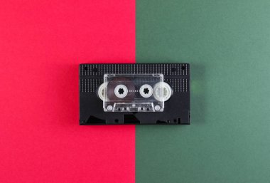 Yeşil-kırmızı arka planda ses ve video kaseti. Retro tarzı. Üst görünüm.