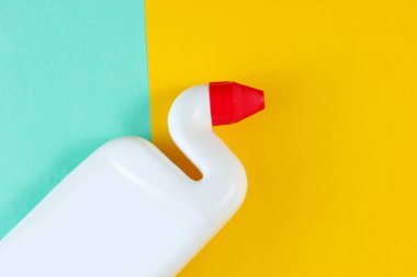 Tuvalet kapağı lavabosu için bir şişe çamaşır jeli. Üst görünüm