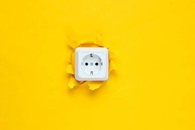 Sarı arka planda yırtık bir delikten geçen oyuk, minimalizm