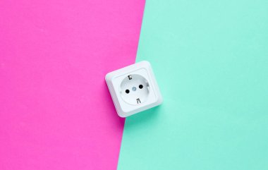 Renkli kağıt arkaplanda güç soketi, minimalizm