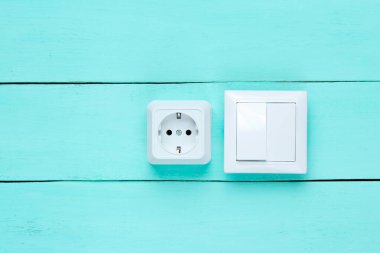 Elektrik prizi ve anahtar mavi ahşap duvar, minimalizm