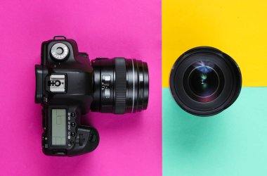 Renkli arka planda mercekli kamera. Üst görünüm, minimalizm