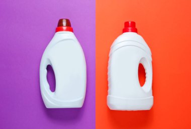 Renkli arka planda iki şişe çamaşır jeli ve metin yıkama günü. Üst Manzara. Minimalizm