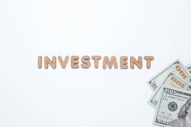 Beyaz bir arka planda kelime ve dolar banknotları. Üst görünüm