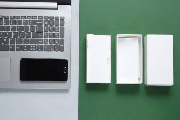 Понятие Unboxing Techno Blogging Коробка Новым Смартфоном Ноутбук Зеленом Фоне — стоковое фото