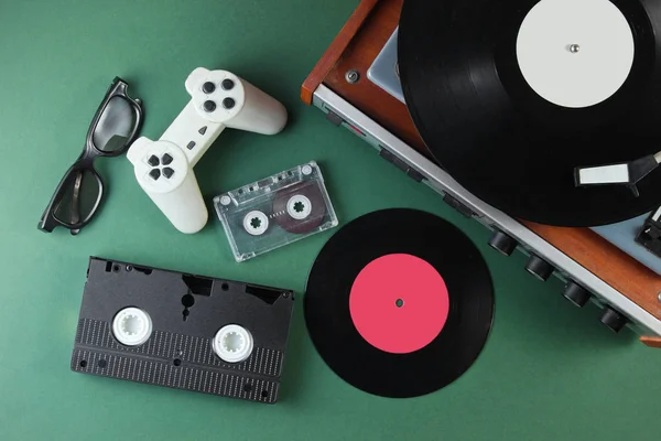 Retro Media Entretenimento Itens Vinil Player Vídeo Cassetes Áudio Óculos — Fotografia de Stock