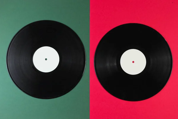 Две Виниловые Пластинки Зелено Красном Фоне Стиль Ретро Вид Сверху — стоковое фото