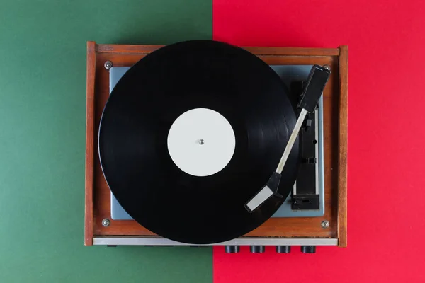 レトロビニールレコードプレーヤー上の赤緑の背景 — ストック写真