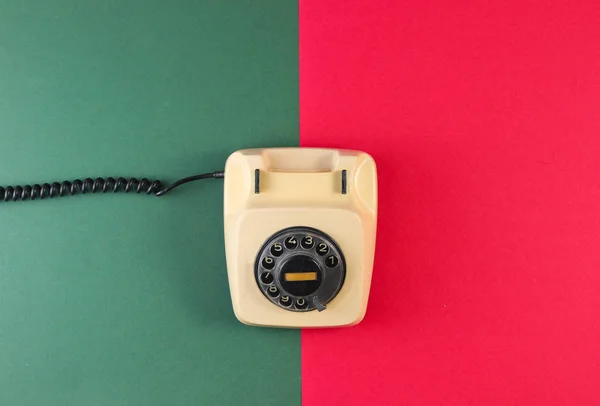 Retro Telefon Auf Rot Grünem Papier Hintergrund Ansicht Von Oben — Stockfoto