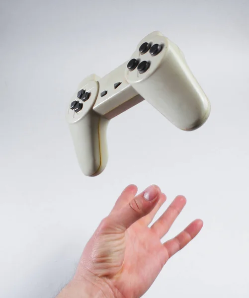 Männliche Hand Wirft Gamepad Auf Grauem Hintergrund Hoch — Stockfoto