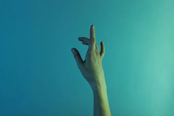 Mão Feminina Com Luz Cor Holográfica Azul Moda Minimalista Surrealismo — Fotografia de Stock