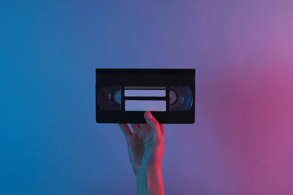 Mano Tiene Videocassetta Retrò Con Luce Neon Blu Rosso Minimalismo — Foto Stock
