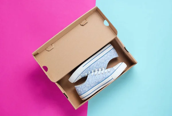 Nuevas Zapatillas Moda Caja Cartón Sobre Fondo Color Vista Superior — Foto de Stock