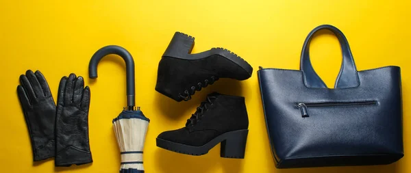 Herbstschuhe Und Accessoires Für Frauen Auf Gelbem Hintergrund Lederhandschuhe Stiefel — Stockfoto