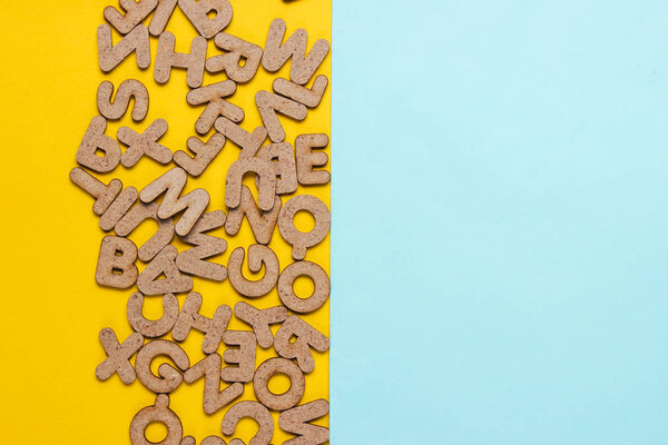 Много букв на цветном фоне. Минимализм. Копирование пространства
