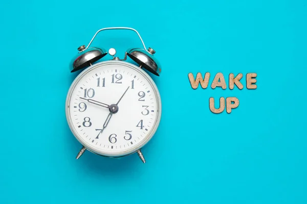 Reloj Despertador Retro Sobre Fondo Azul Con Texto Despiertan Con —  Fotos de Stock