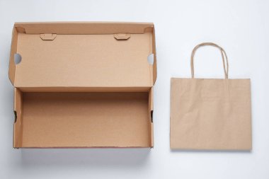 Beyaz arka planda boş karton kutu ve kağıt torba. Ekoloji konsepti. Üst görünüm