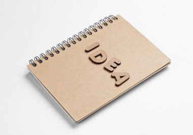Bir fikrim var. Beyaz arka planda kelime fikri olan el işi kağıtlı defter.