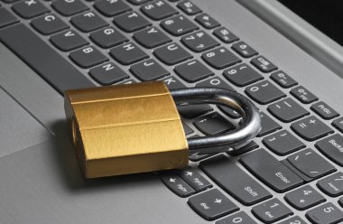 Bilgisayar koruması konsepti, internet güvenliği. Klavye bilgisayarını kilitle