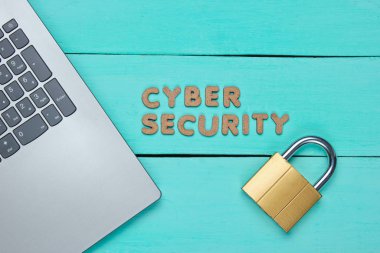 Siber güvenlik. Laptop ve Lock mavi ahşap arka planda. Minimalist bir kavram. Üst görünüm