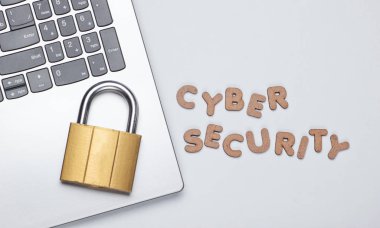 Siber güvenlik. Laptop ve Lock gri arkaplanda. Asgari konsept.