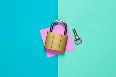 Renkli bir arka planda anahtarla kilitle. Üst görünüm