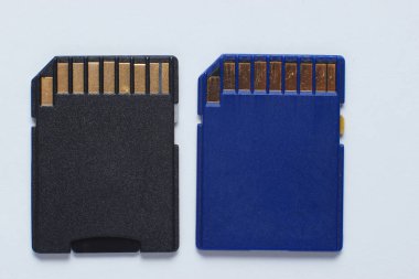 Beyaz arkaplanda iki Mini Sd hafıza kartı kapat