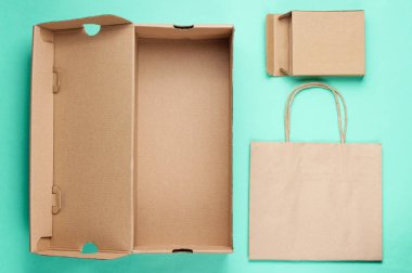 Eko konsepti. Karton kutular, mavi arka planda kağıt torba. Üst görünüm